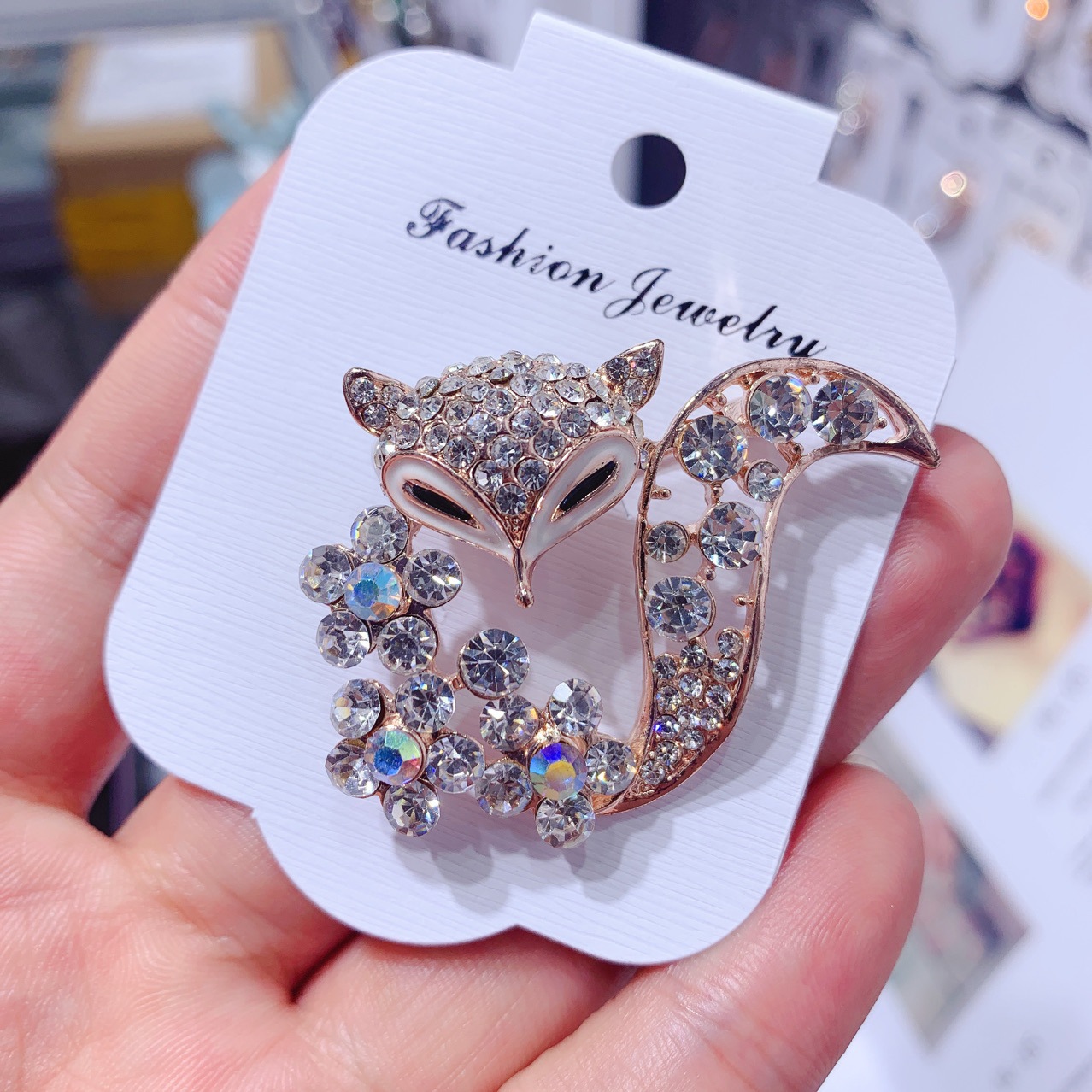 女性のためのシンプルな刺繍のブローチ,パーティーや結婚式のた - Women'S Fashion Essentials のレビューと価格