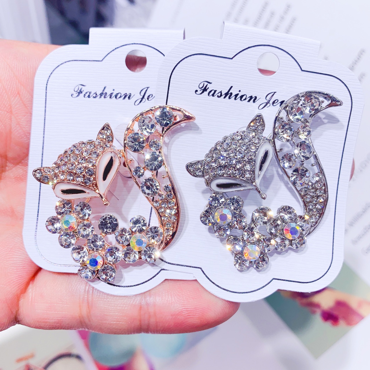 女性のためのシンプルな刺繍のブローチ,パーティーや結婚式のた - Women'S Fashion Essentials のレビューと価格